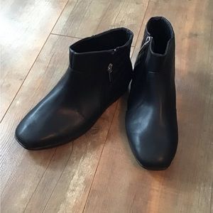 ComfortView black booties 7.5 wide